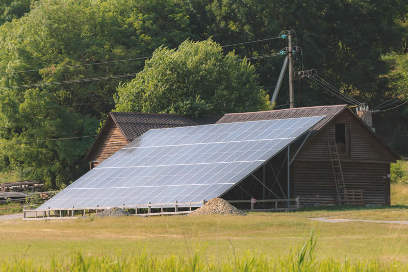 Use-solar-panels-countryside. Solar panels in the country farmland
